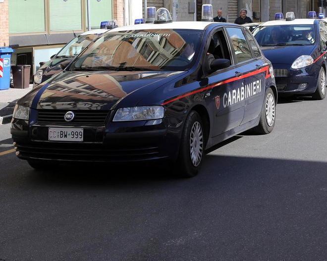 Accerchiano un pensionato e gli rubano la collana d’oro 
