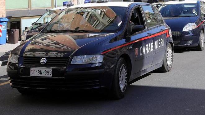 Accerchiano un pensionato e gli rubano la collana d’oro