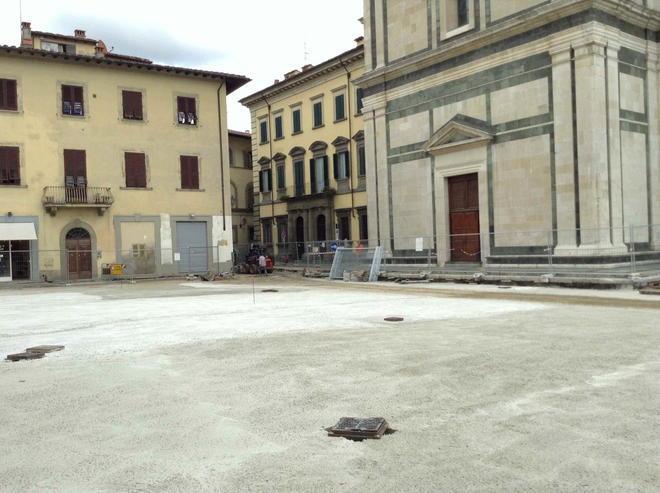 Prato, in piazza delle Carceri scavi chiusi, è iniziata la pavimentazione 