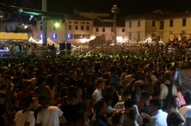 Folla, rumore e sporcizia: le tre facce della festa