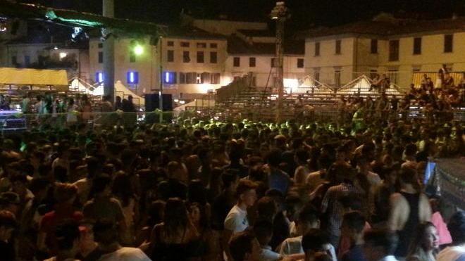 Folla, rumore e sporcizia: le tre facce della festa