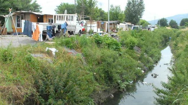 Il torrente tracima, paura al campo rom