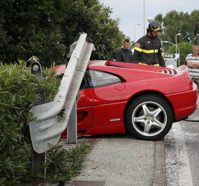 Fuori strada col Ferrari: i due a bordo scappano 