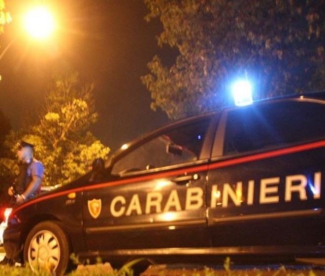 Si butta dal quarto piano salvato da un furgoncino 