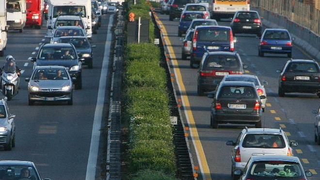 Ferita nella tragica carambola in corsia di emergenza