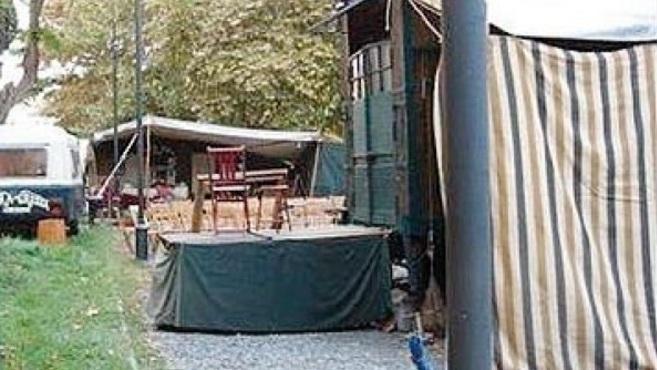 Multati gli artisti di strada «Campeggiavano in piazza»