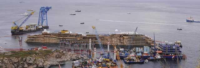 Costa Concordia, rotazione completata. Letta: "Nostro dovere trovare i dispersi"