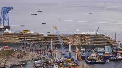 Costa Concordia, rotazione completata. Letta: "Nostro dovere trovare i dispersi"