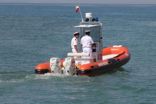 Pescatore caduto in acqua, salvato a Boccadarno 
