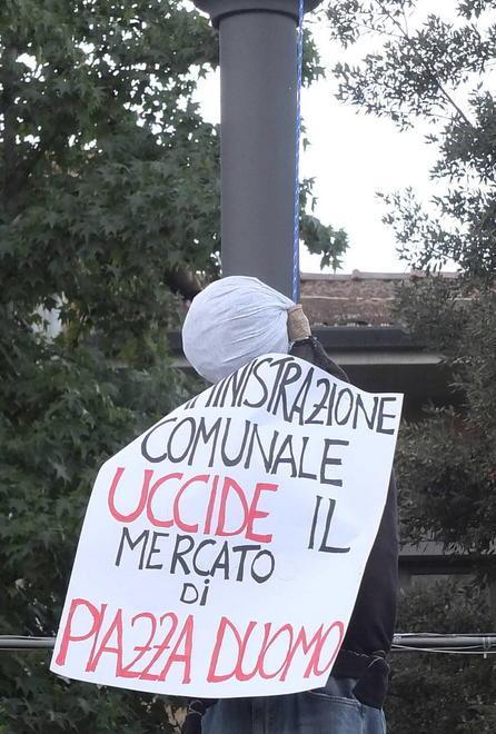 Trasloco delle bancarelle, appesi manichini ai lampioni 