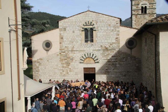 Badia gremita per l’ultimo saluto a Steno 