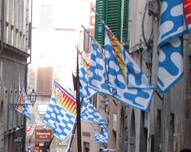 Le bandiere delle contrade piacciono anche ai ladri 