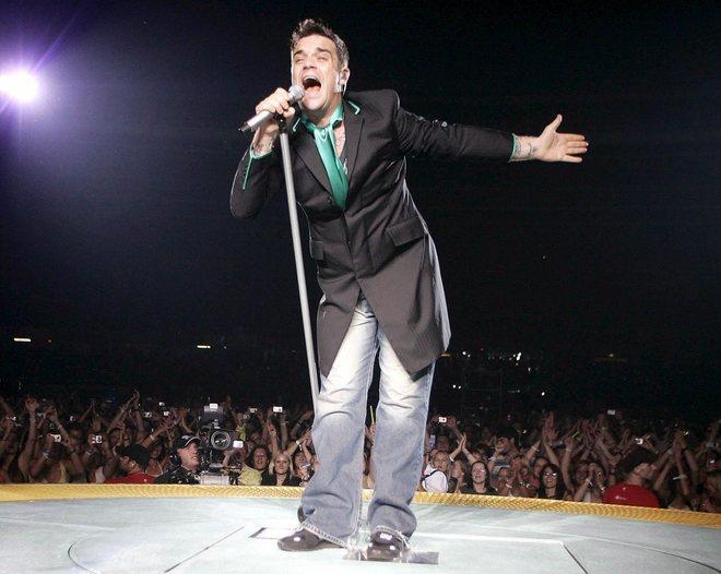 La segretaria in malattia va al concerto pop: scoperta su Fb 