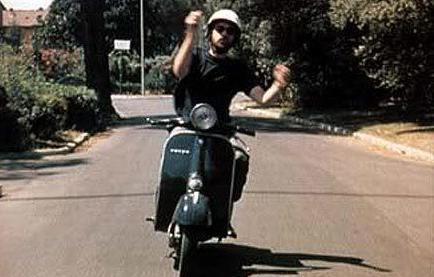 Nanni Moretti cambia Vespa 