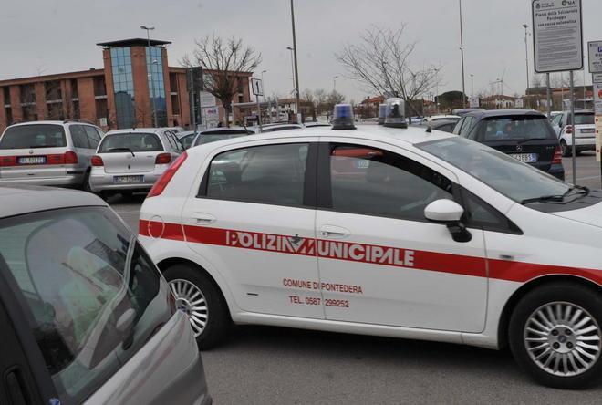 Blitz anti parcheggiatori abusivi