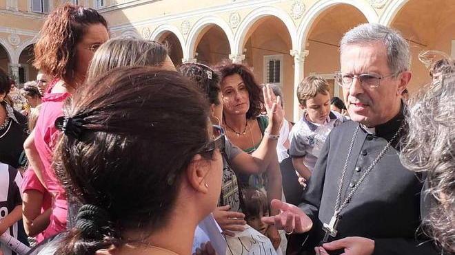 Il vescovo incontra le bancarellaie «Serve il dialogo»