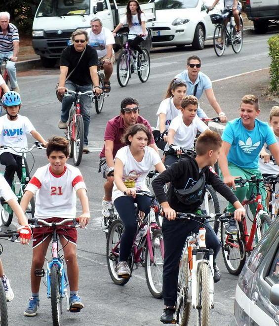 Solidarietà e sport, tante famiglie in bici per le strade della città 