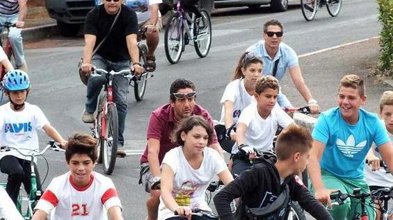 Solidarietà e sport, tante famiglie in bici per le strade della città