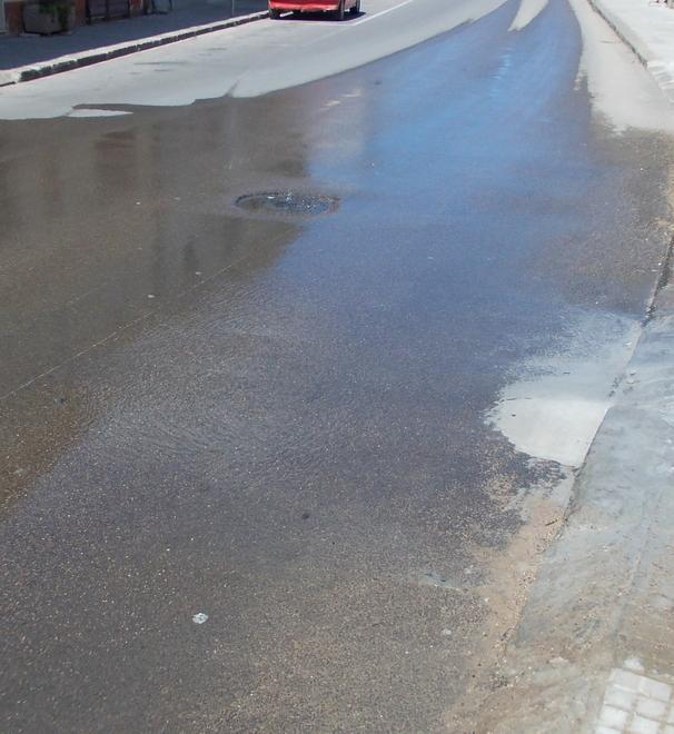 Le continue perdite d’acqua allagano strada e cantine