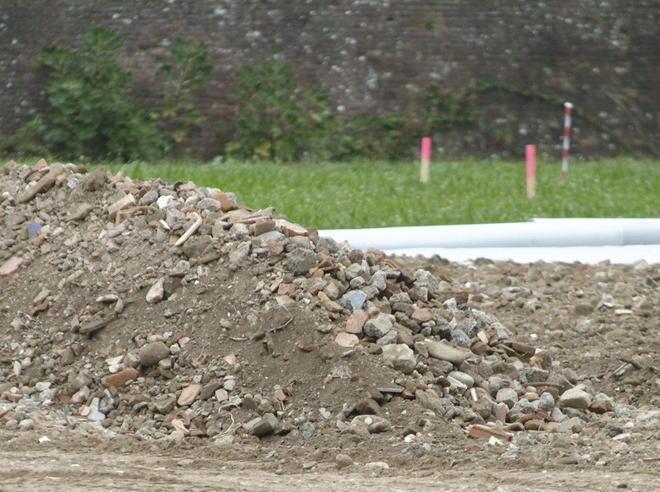 A rischio il manto verde del Balilla torna il riempimento di terra e sassi 