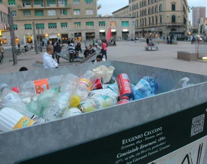 Piazza Attias: le nuove fioriere trasformate in cestini per rifiuti
