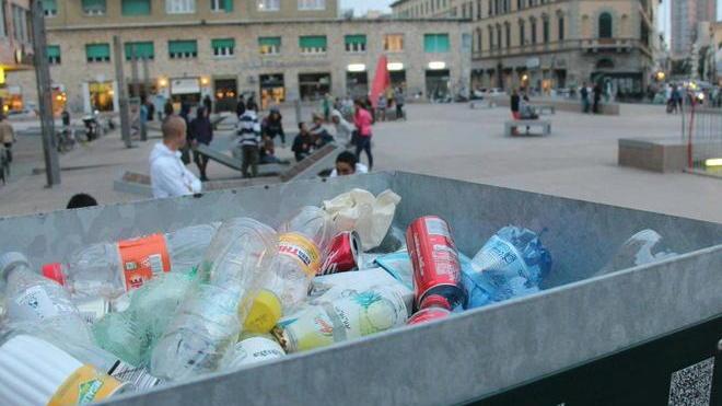 Piazza Attias: le nuove fioriere trasformate in cestini per rifiuti