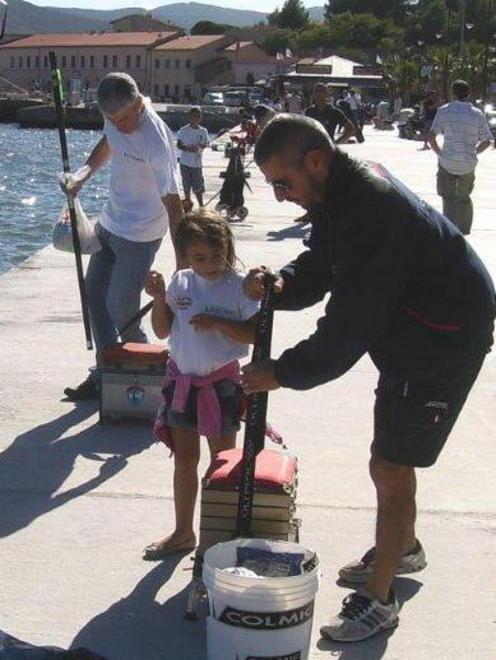 Gara di pesca sulle banchine fra squadre di genitori e figli