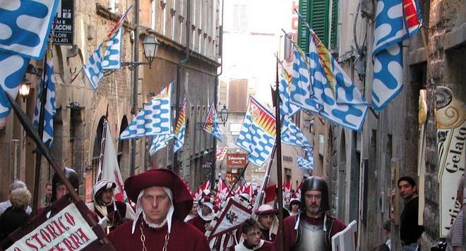 Le bandiere delle contrade piacciono anche ai ladri 