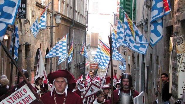 Le bandiere delle contrade piacciono anche ai ladri