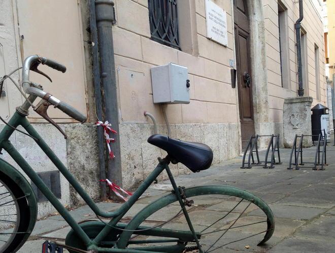 Vecchie bici rotte accanto al museo