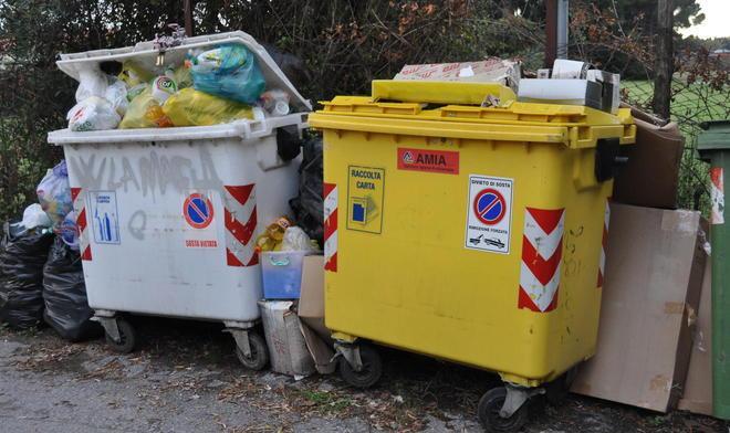 Cassonetti strapieni «Segnalazioni inutili»
