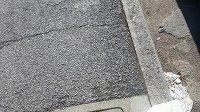 Marciapiede pericoloso vicino alla scuola Leopardi