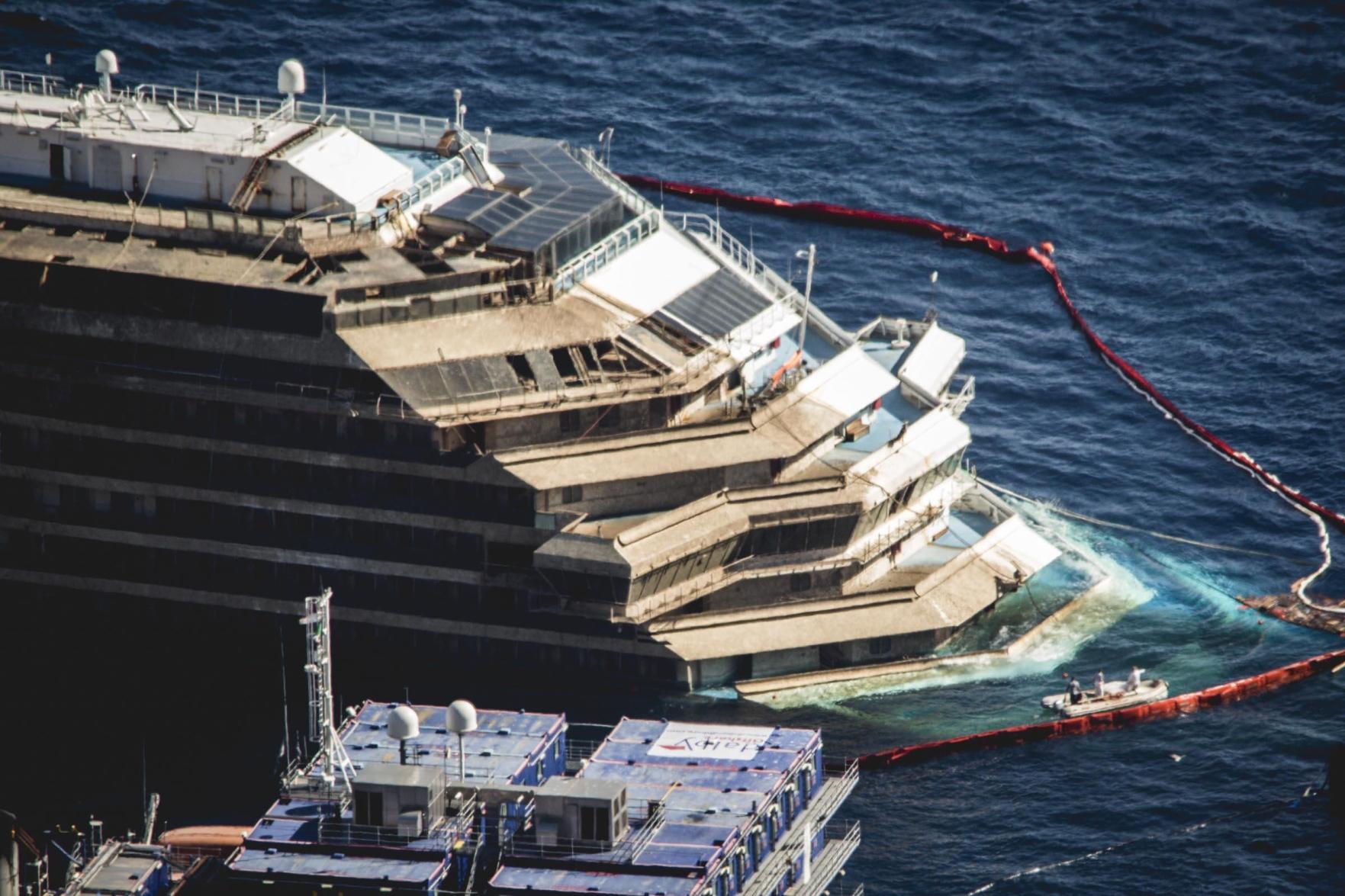 Concordia: fiori per i dispersi, inizia il lavoro dei robot