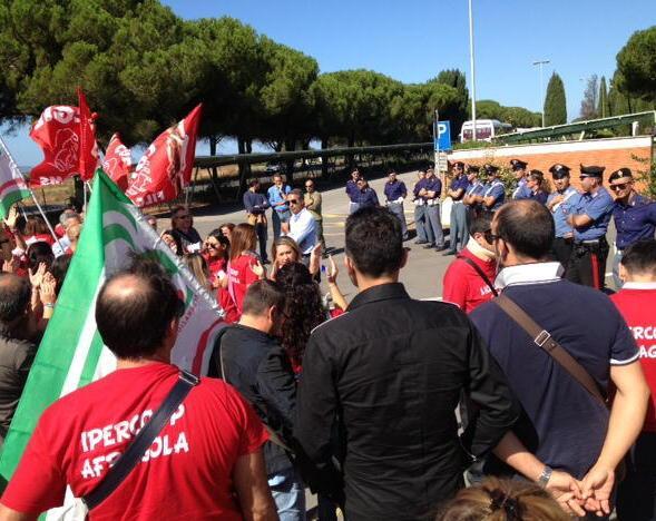 In 250 da Afragola per protestare davanti alla sede della Coop 