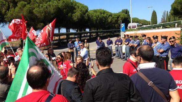 In 250 da Afragola per protestare davanti alla sede della Coop