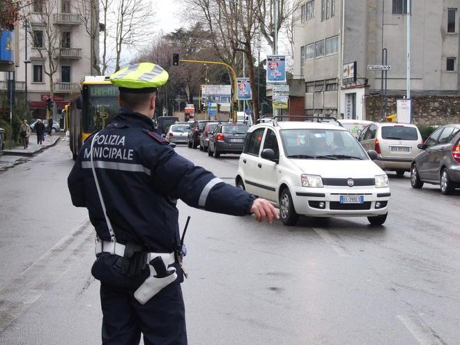 Sequestrate maglie trasportate abusivamente e veicoli senza assicurazione 