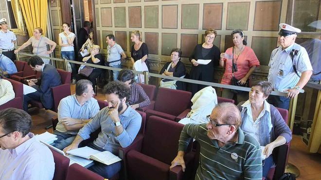 Bancarellai, bagarre in consiglio comunale