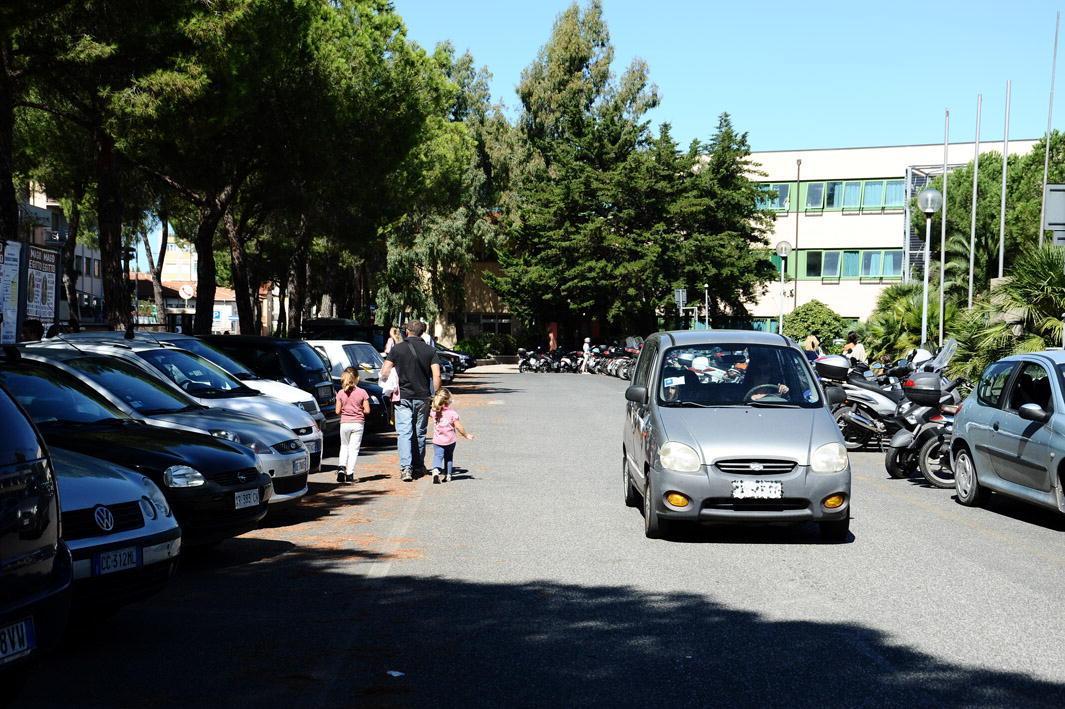 Il pasticcio di via Fucini «Come si parcheggia?» 
