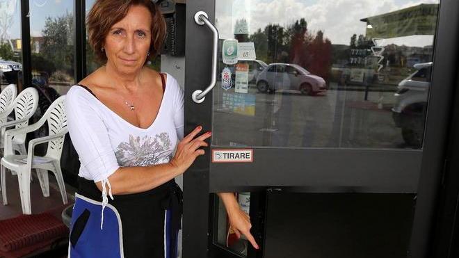 Prima rubano e poi brindano davanti alle telecamere