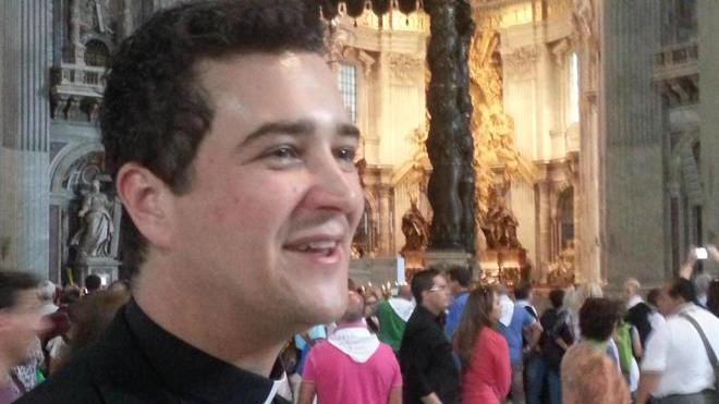 La gioia di don Francesco, sacerdote baby