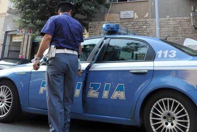 Entra in un alimentari e strappa la catenina alla padrona
