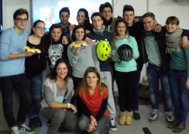 Tutti in bici col casco, alunni a lezione di sicurezza