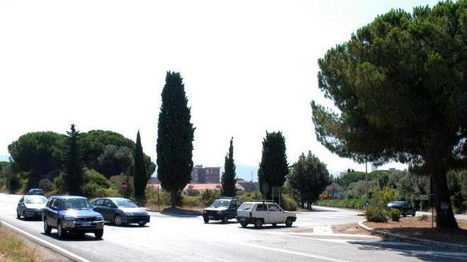 Sassi contro le automobili La rabbia esplode sul web
