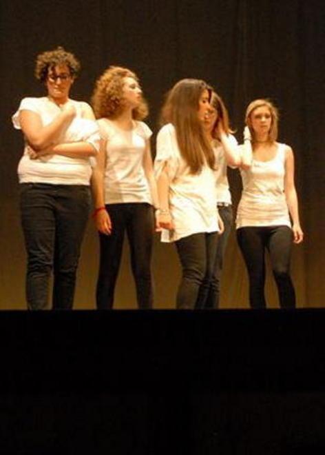 Niente teatro per la ragazza malata Il caso divide lettori e addetti ai lavori 