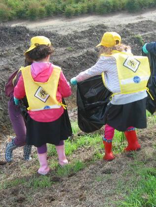 Bimbi impegnati in “Puliamo il mondo” con uscite e lezioni