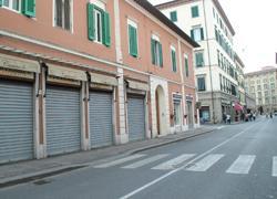 Quel tombino in corso Amedeo, una trappola per bici e scooter 
