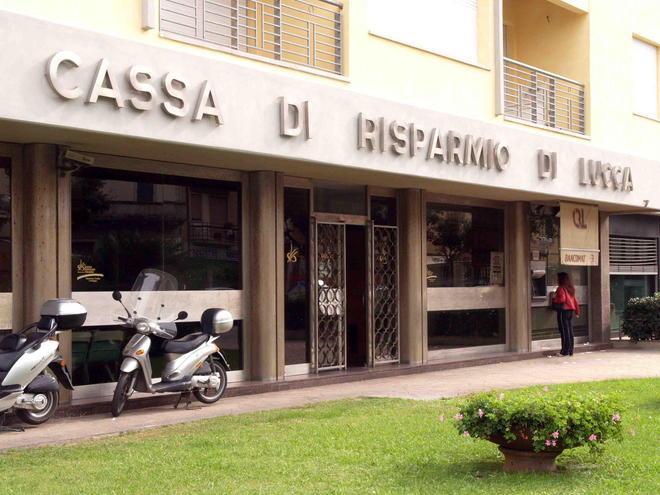 Colpo da 90mila euro alla filiale di Lido della Cassa di risparmio di Lucca 