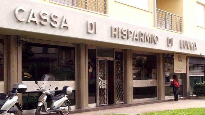 Colpo da 90mila euro alla filiale di Lido della Cassa di risparmio di Lucca