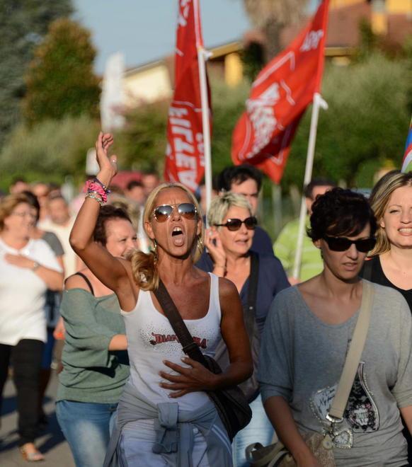 In strada i lavoratori del calzaturificio Lorbac: blitz sotto casa dei titolari 