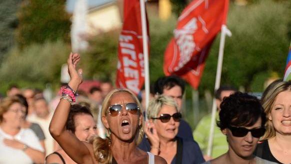 In strada i lavoratori del calzaturificio Lorbac: blitz sotto casa dei titolari